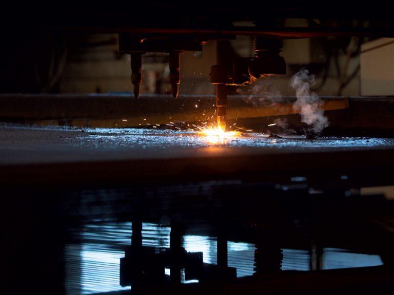 Nos tables d’oxycoupage et nos tables plasmas permettent le débit des tôles jusqu'à 200 mm d'épaisseur.