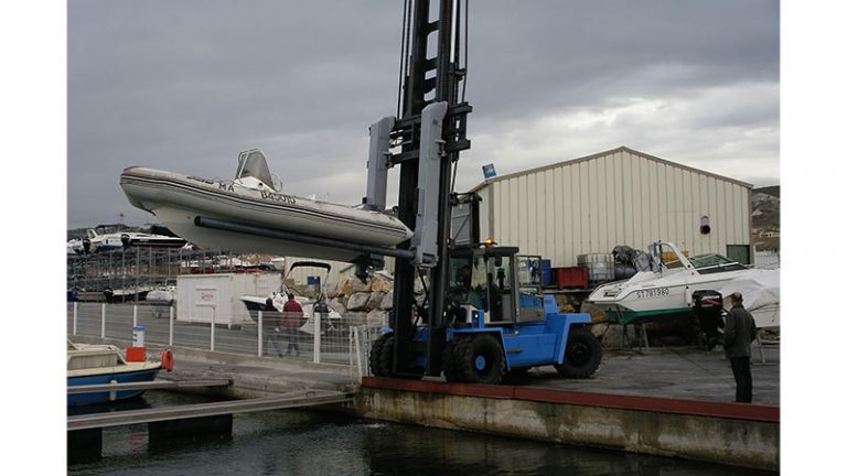 Porte-bateau à déport négatif